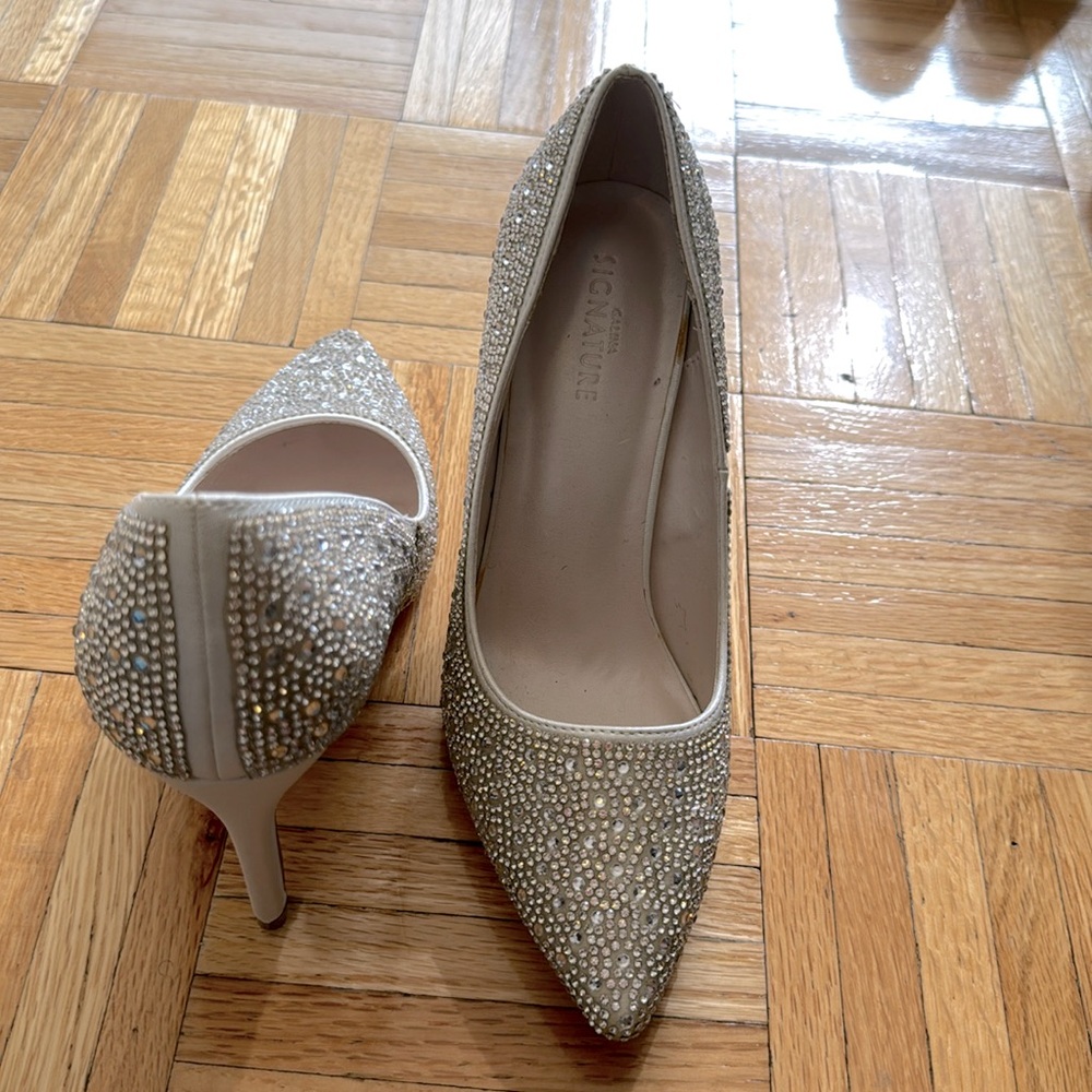 Selling a pair of silver pumps